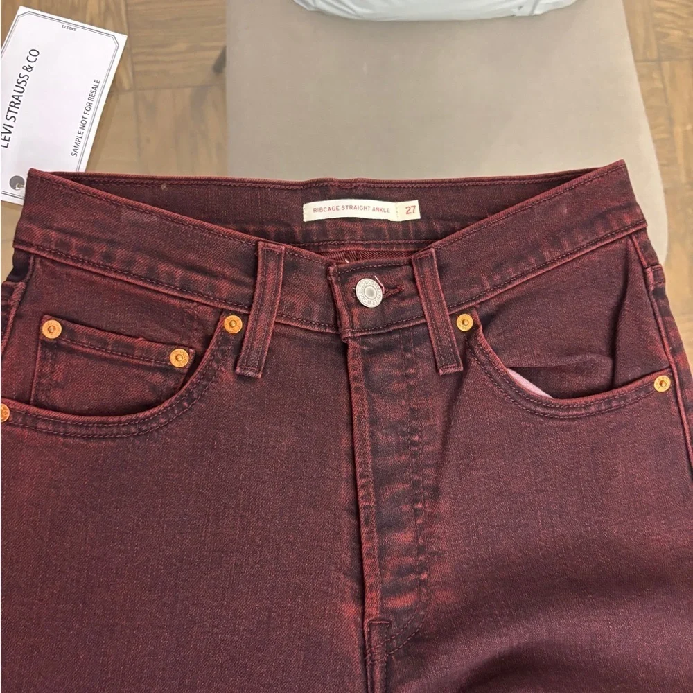 NWT! Levi's Women's Jeans in Burgundy Size 27 - Picture 6 of 11